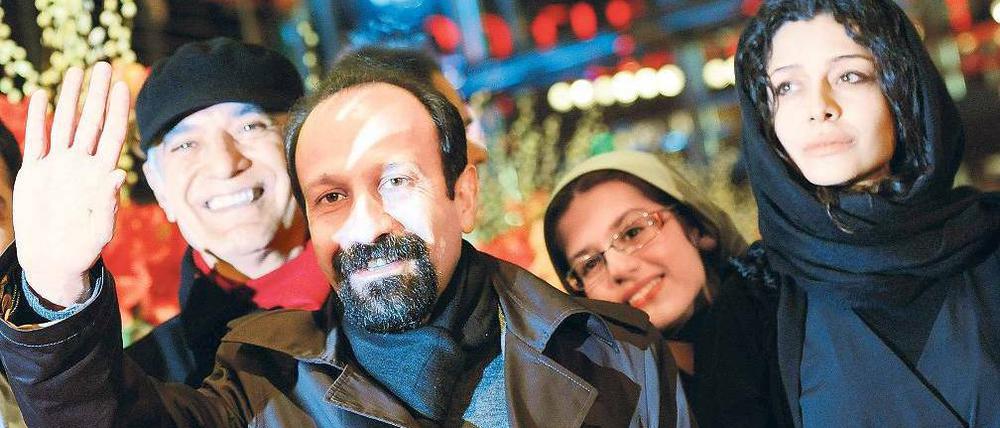 Gewonnen! Der iranische Regisseur Asghar Farhadi (zweiter von links) und sein Schauspielerteam sind die Berlinale-Sieger. Im Juni kommt er für ein Jahr nach Berlin. Foto: dpa