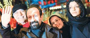 Gewonnen! Der iranische Regisseur Asghar Farhadi (zweiter von links) und sein Schauspielerteam sind die Berlinale-Sieger. Im Juni kommt er für ein Jahr nach Berlin. Foto: dpa