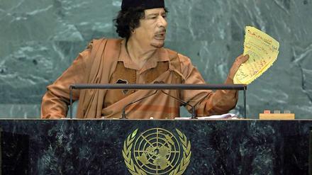 Gaddafi 2009 bei einer Generaldebatte der Vereinten Nationen. Während die EU ein Paket von Sanktionen gegen das von Gewalt erschütterte nordafrikanische Land schnürt, wurden UN-Sicherheitsrat und Nato zu Sondersitzungen einberufen.