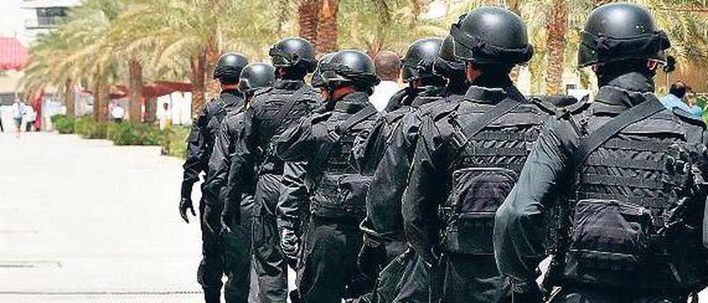 Aufmärsche statt Autos. Der Wüstenstaat Bahrain hat derzeit andere Problem, als sich auf den Saisonauftakt der Formel 1 vorzubereiten. Foto: dpa