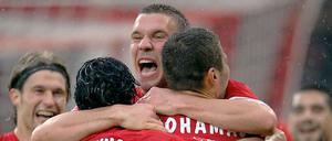 Der freut sich halt: Lukas Podolski wird sicherheitshalber von seinen Mannschaftskameraden lieber fest gehalten.