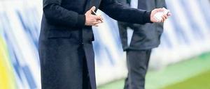 Letzter Schrei. Beim ersten Sieg als Wolfsburg-Trainer trug Pierre Littbarski (l.) ein Trikot des Spielers Josué unter dem Mantel. Was Lucien Favre drunter trug, ist nicht bekannt.