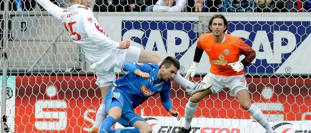 Kein Durchkommen. Hoffenheims Ibisevic hat keine Chance gegen den Mainzer Kichhoff.
