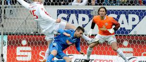 Kein Durchkommen. Hoffenheims Ibisevic hat keine Chance gegen den Mainzer Kichhoff.