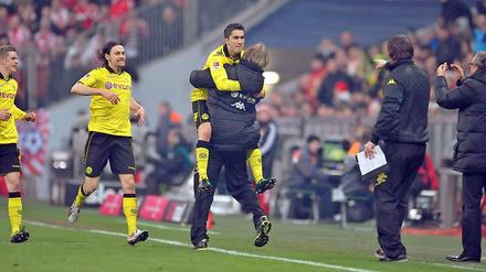 Komm, ich nehm dich in die Arme: Dortmunds Nuri Sahin lässt sich von Trainer Jürgen Klopp bis nach Dortmund tragen.