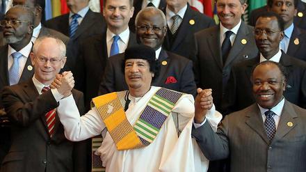 Gute Freunde soll niemand trennen? Auf dem EU-Afrika-Gipfel im vergangenen November hielten die EU, vertreten durch Ratspräsident van Rompuy (l.), und Libyen mit Staatschef Gaddafi (M.) noch Händchen. 