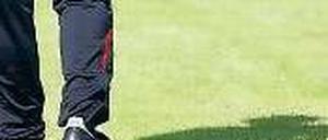 Der Schatten des Trainers. Viele Fußballvereine in Berlin vertrauen auf Helfer, die sie nicht genau kennen. Foto: dpa