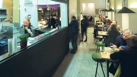 Entschuldigung, ist der Chef da? Nein, Brühl ist zu „busy“, sagt die Kellnerin. Er sei nur „sometimes“ in seiner „Bar Raval“. Trotzdem ist der Laden gut besucht.