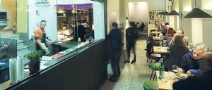 Entschuldigung, ist der Chef da? Nein, Brühl ist zu „busy“, sagt die Kellnerin. Er sei nur „sometimes“ in seiner „Bar Raval“. Trotzdem ist der Laden gut besucht.