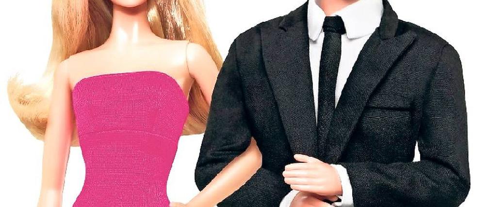 Mehr als Deko. Barbie ist der Boss, Ken das Anhängsel. In der Berufswelt sieht das oft noch anders aus. Um als potenzielle Führungskraft wahrgenommen zu werden, sollten Frauen an Kommunikation und Auftreten arbeiten, raten Experten. Foto: obs/Mattel GmbH