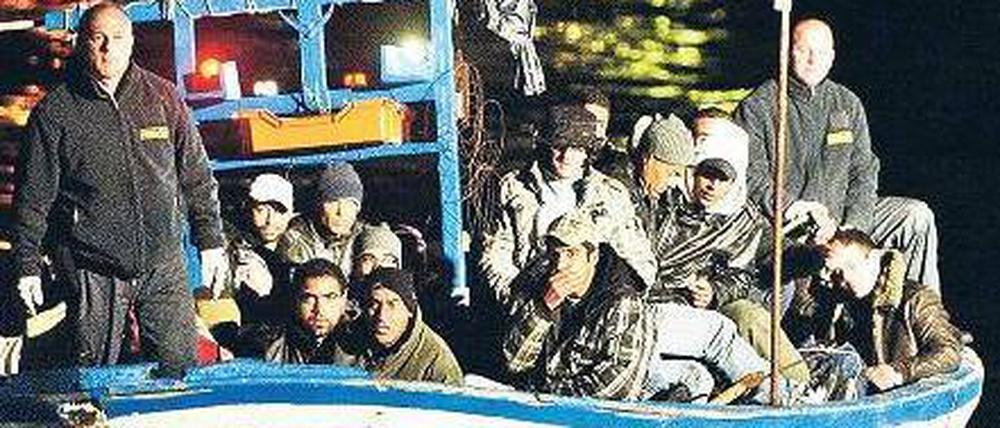 Die Hälfte der Jugend will weg. Ein Flüchtlingsboot vor der italienischen Insel Lampedusa. Man rechnet mit bis zu einer Million Flüchtlingen aus Nordafrika. Foto: AFP