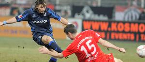 Am Boden: Der Berliner Göhlert wirft sich vergebens in einen Schuss seines Münchener Gegenspielers Rakic.