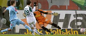 Gegen die Laufrichtung von Gladbachs Torwart Bailly schiebt Wolfsburgs Diego den Ball ins Tor der Gäste.