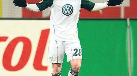 Erlöster Erlöser. Diego hat nach seinem verschossenem Elfmeter zur Führung für den VfL Wolfsburg getroffen. Foto: dpa