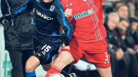 Armdrücken. Unions Dominic Peitz (r.) versucht den Ball an der Außenlinie gegen Stefan Aigner zu behaupten.Foto: dpa