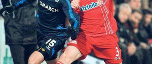 Armdrücken. Unions Dominic Peitz (r.) versucht den Ball an der Außenlinie gegen Stefan Aigner zu behaupten.Foto: dpa