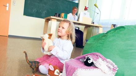 Arbeitsteilung. Anouk Heimrod erkundet das firmeneigene Eltern-Kind-Zimmer des Zehlendorfer Analysegeräte-Herstellers Knauer, ihre Mutter Stefanie widmet sich derweil dem nächsten Projekt.