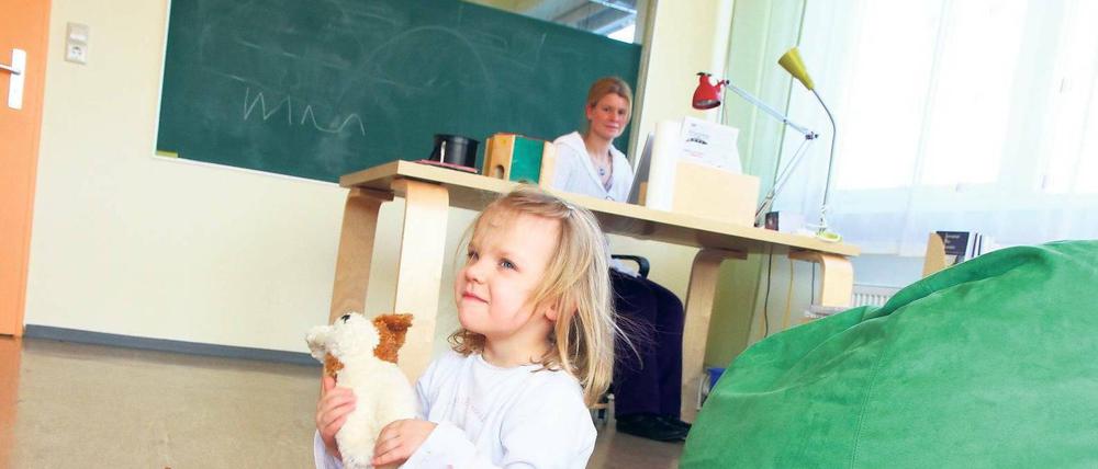 Arbeitsteilung. Anouk Heimrod erkundet das firmeneigene Eltern-Kind-Zimmer des Zehlendorfer Analysegeräte-Herstellers Knauer, ihre Mutter Stefanie widmet sich derweil dem nächsten Projekt.