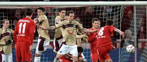 Kölns Petit (r.) erzielt das 1:0.