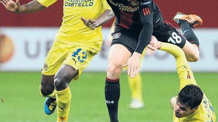 Ins Trudeln geraten. Bayer Leverkusen, hier Sidney Sam, verspielte eine gute Ausgangsposition. Foto: dpa