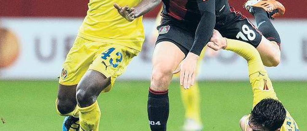Ins Trudeln geraten. Bayer Leverkusen, hier Sidney Sam, verspielte eine gute Ausgangsposition. Foto: dpa