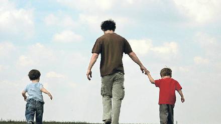 Mehr Rechte für Väter. Das Bundesverfassungsgericht hat es unverheirateten Vätern erleichtert, das Sorgerecht für ihre Kinder zu bekommen. Das war früher gegen den Willen der Mutter nicht möglich. Das Bundesjustizministerium arbeitet derzeit an einer Reform des Sorgerechts. Foto: pa/dpa