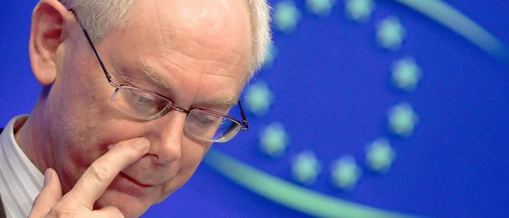 EU-Gipfelchef Herman Van Rompuy kündigt die Ausweitung des Rettungsfonds für klamme Mitgliedsstaaten an.