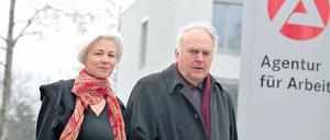 Der Ministerpräsident Wolfgang Böhmer (CDU) und seine Frau Brigitte gehen in Wittenberg zur Stimmenabgabe für die Landtagswahlen in Sachsen-Anhalt.