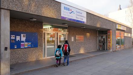 Die Neue Halle des Stadtbads Charlottenburg ist wegen Baumängeln gesperrt,