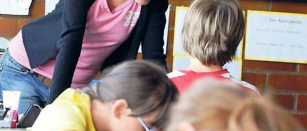 Hilfe. In der Lehrerausbildung kommen Lese- und Rechenschwäche nicht vor, kritisiert der Betroffenenverband. Foto: dpa