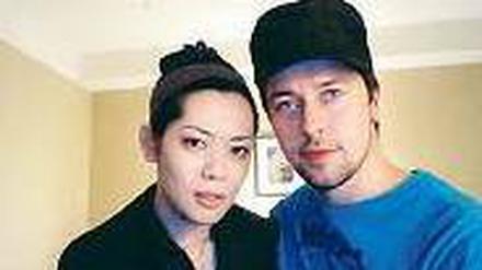 Tagelang hat Asami Kurasawa mit Martin Hirsch (Bild rechts) im Netz nach dem Verbleib ihrer Verwandten im verwüsteten Rikuzentakata recherchiert,