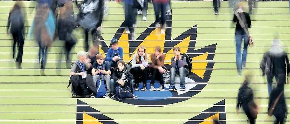 Treppauf, treppab. Die Glashalle der Neuen Leipziger Messe im Buchdesign. Foto: dpa