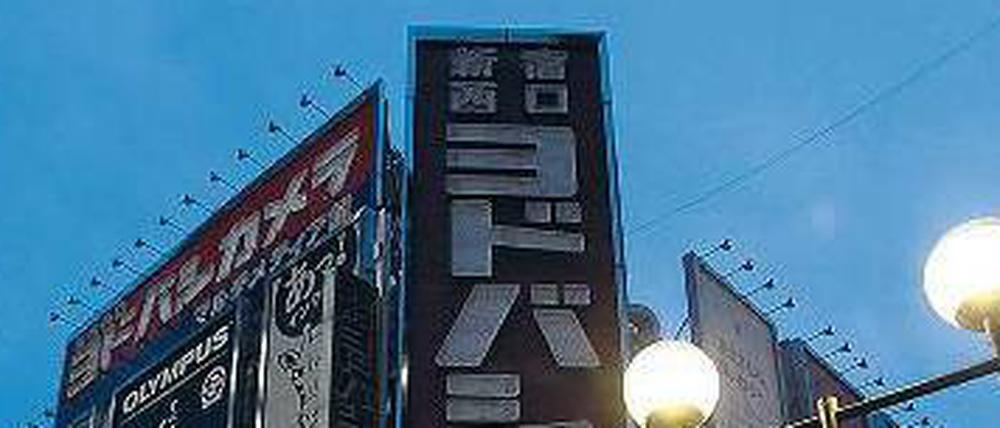 Die Lichter gehen aus. In Tokio wird zeitweise der Strom abgeschaltet. Im ganzen Land kam es zu Hamsterkäufen von Lebensmitteln, Batterien und Benzin.