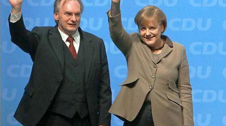 Durchatmen für die CDU. Sachsen-Anhalts CDU-Spitzenkandidat Reiner Haseloff mit Bundeskanzerlin Angela Merkel zum Abschluss des Wahlkampfes am Freitag.