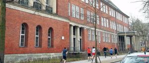 Ausnahmezustand. Die Türen des Schadow-Gymnasiums blieben auch am Dienstag verschlossen. 
