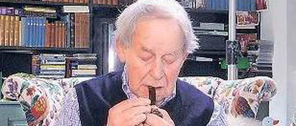 Wollte eigentlich Spion werden. Normalerweise gibt sich Siegfried Lenz eher zugeknöpft. Nicht ganz so in diesem Porträt vom Filmemacher Adrian Stangl. Foto: Arte
