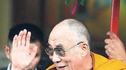 Populär. Der Dalai Lama möchte trotz seiner Beliebtheit bei den Tibetern nicht an seiner Entscheidung rütteln, als politisches Oberhaupt zurückzutreten. Er wolle nicht wie der ehemalige ägyptische Staatschef Mubarak sein, begründete er seinen Schritt. Foto: AFP