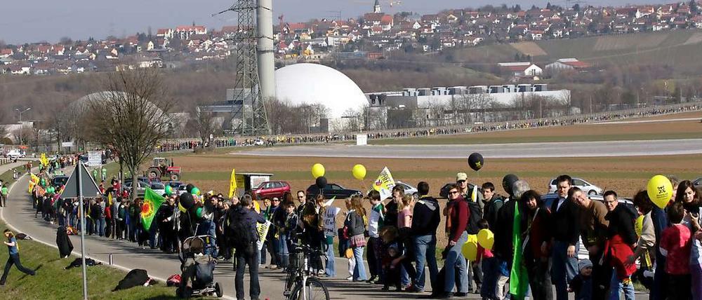 Zehntausende Atomkraftgegner haben mit einer Menschenkette von Stuttgart nach Neckarwestheim für den sofortigen Ausstieg aus der Atomenergie demonstriert. 