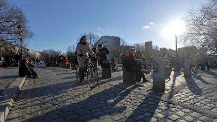 Treffpunkt Kreuzberg. Nicht nur Besucher aus dem Ausland kommen zur Admiralbrücke nach Kreuzberg, sondern auch Berliner, die Touristen in der eigenen Stadt spielen.