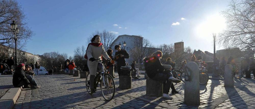 Treffpunkt Kreuzberg. Nicht nur Besucher aus dem Ausland kommen zur Admiralbrücke nach Kreuzberg, sondern auch Berliner, die Touristen in der eigenen Stadt spielen.