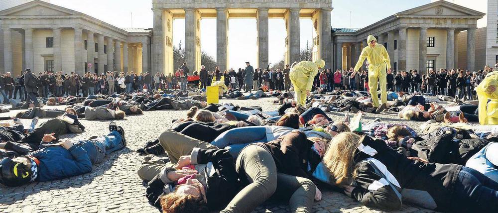 Warten auf den Super-GAU. Spontane Demonstration am Brandenburger Tor nach der Katastrophe im Akw Fukushima. Foto: snapshot-photography