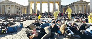 Warten auf den Super-GAU. Spontane Demonstration am Brandenburger Tor nach der Katastrophe im Akw Fukushima. Foto: snapshot-photography