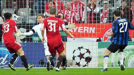 Thomas Kraft im Bayern-Tor streckt sich vergeblich. Den Schuss von Inters Goran Pandev zum 2:3 kann er nicht mehr abwehren.