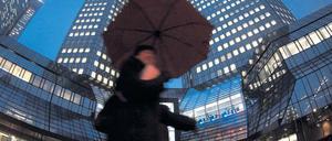 Im Regen standen bislang eher die Anleger, doch mit dem höchstrichterlichen Urteil könnte sich das Blatt zulasten der Deutschen Bank wenden. Mit einer Klagewelle rechnet das Institut