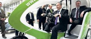 Rot-Rot fährt Grün. Berlins Regierender Bürgermeister Klaus Wowereit (SPD) und Wirtschaftssenator Harald Wolf (Linke) präsentierten im Energieforum das „Aktionsprogramm Elektromobilität Berlin 2020“. 