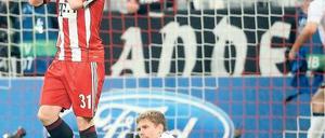 Wie konnte das passieren? Bayerns Bastian Schweinsteiger (links) und Torhüter Thomas Kraft sind nach dem entscheidenden Gegentor zum 2:3 drei Minuten vor dem Ende fassungslos. Foto: dapd