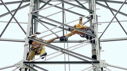 Das deutsche Hochspannungsübertragungsnetz ist mehr als 30 000 Kilometer lang. Nicht lang genug. Minister Brüderle will ein „Netzausbaubeschleunigungsgesetz“. Foto: dapd
