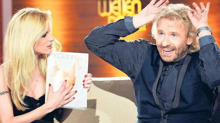 Macht mal „Bunny“. Thomas Gottschalk demonstriert Michelle Hunziker (links) und 9,06 Millionen Zuschauern, was des „Playboys“ Wappentier ist. Showgast Catherine Deneuve wusste das schon, denn der Kinostar hatte sich einst für das Magazin ausgezogen.Foto: dpa