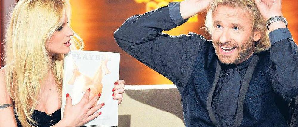 Macht mal „Bunny“. Thomas Gottschalk demonstriert Michelle Hunziker (links) und 9,06 Millionen Zuschauern, was des „Playboys“ Wappentier ist. Showgast Catherine Deneuve wusste das schon, denn der Kinostar hatte sich einst für das Magazin ausgezogen.Foto: dpa