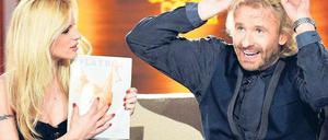 Macht mal „Bunny“. Thomas Gottschalk demonstriert Michelle Hunziker (links) und 9,06 Millionen Zuschauern, was des „Playboys“ Wappentier ist. Showgast Catherine Deneuve wusste das schon, denn der Kinostar hatte sich einst für das Magazin ausgezogen.Foto: dpa